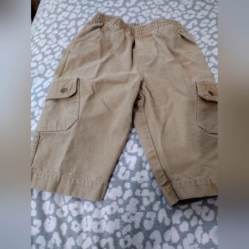 Baby Q boy's khaki cargo shorts, size 12M.